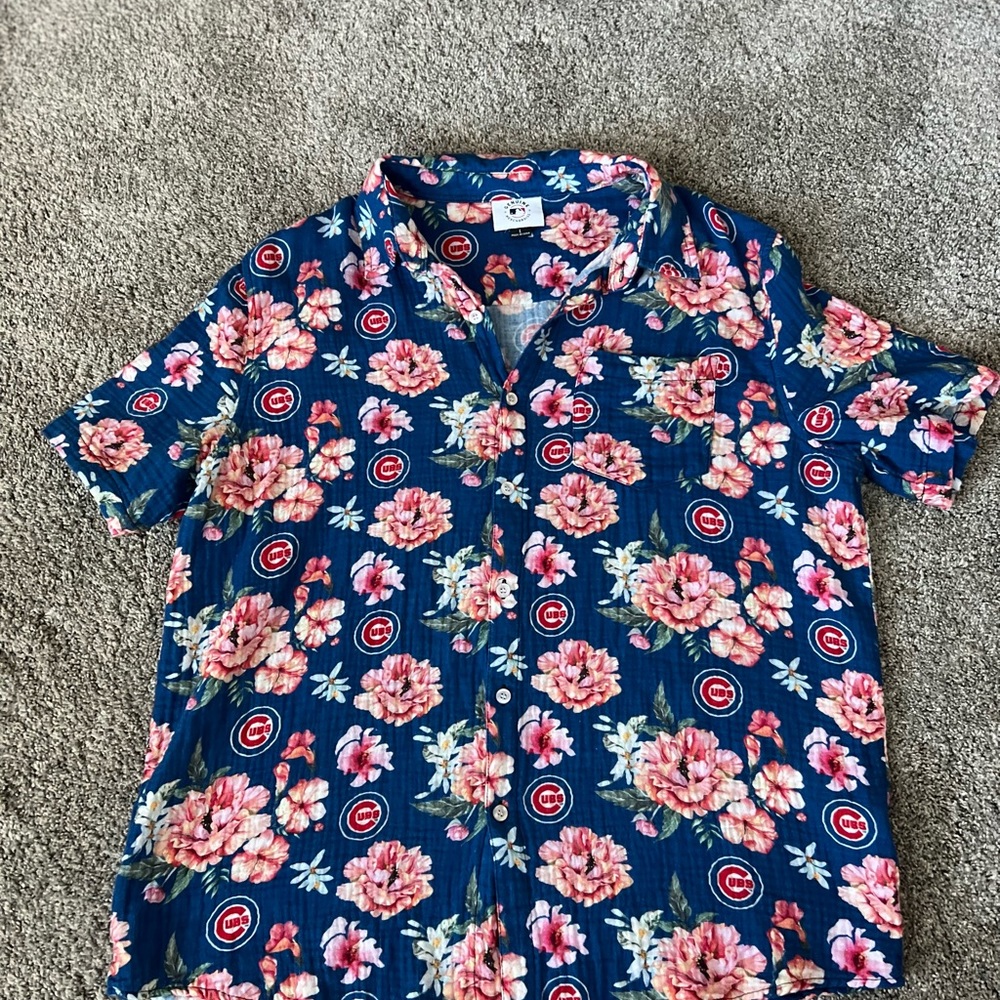 Cubs short sleeve Hawaiian shirt. Size large. Material is so soft!